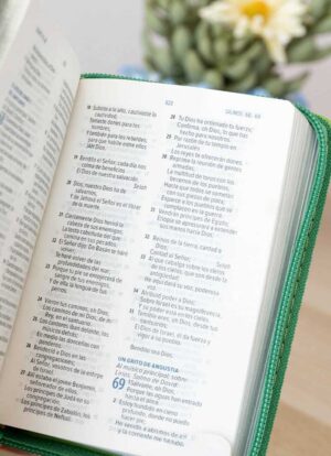 Biblia Mini de Bolsillo Verde con cierre